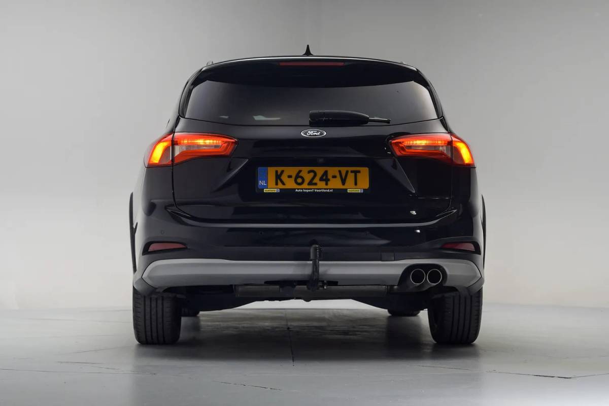 Ford Focus Ford Focus i.5 EcoB Wagon Active X Aut. [ECC / Clima Trekhaak Navi Apple / Android]