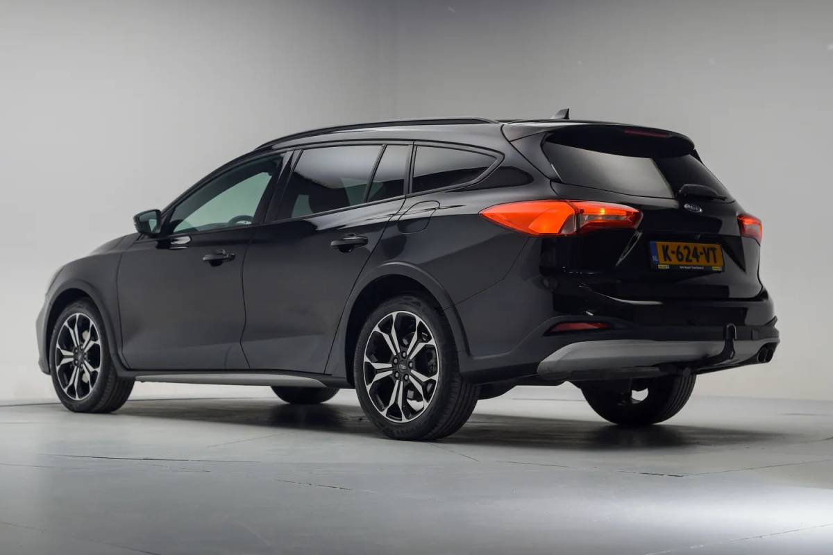 Ford Focus Ford Focus i.5 EcoB Wagon Active X Aut. [ECC / Clima Trekhaak Navi Apple / Android]