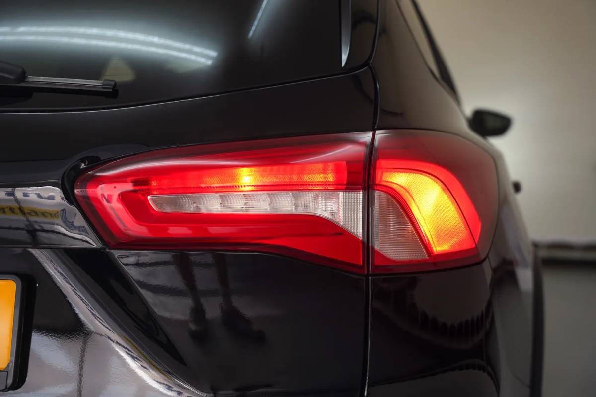 Ford Focus Ford Focus i.5 EcoB Wagon Active X Aut. [ECC / Clima Trekhaak Navi Apple / Android]