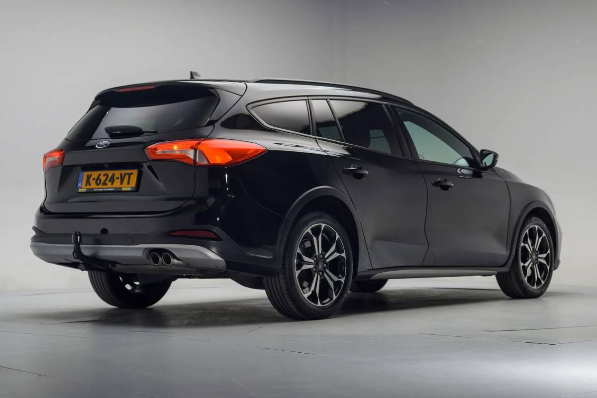 Ford Focus Ford Focus i.5 EcoB Wagon Active X Aut. [ECC / Clima Trekhaak Navi Apple / Android]
