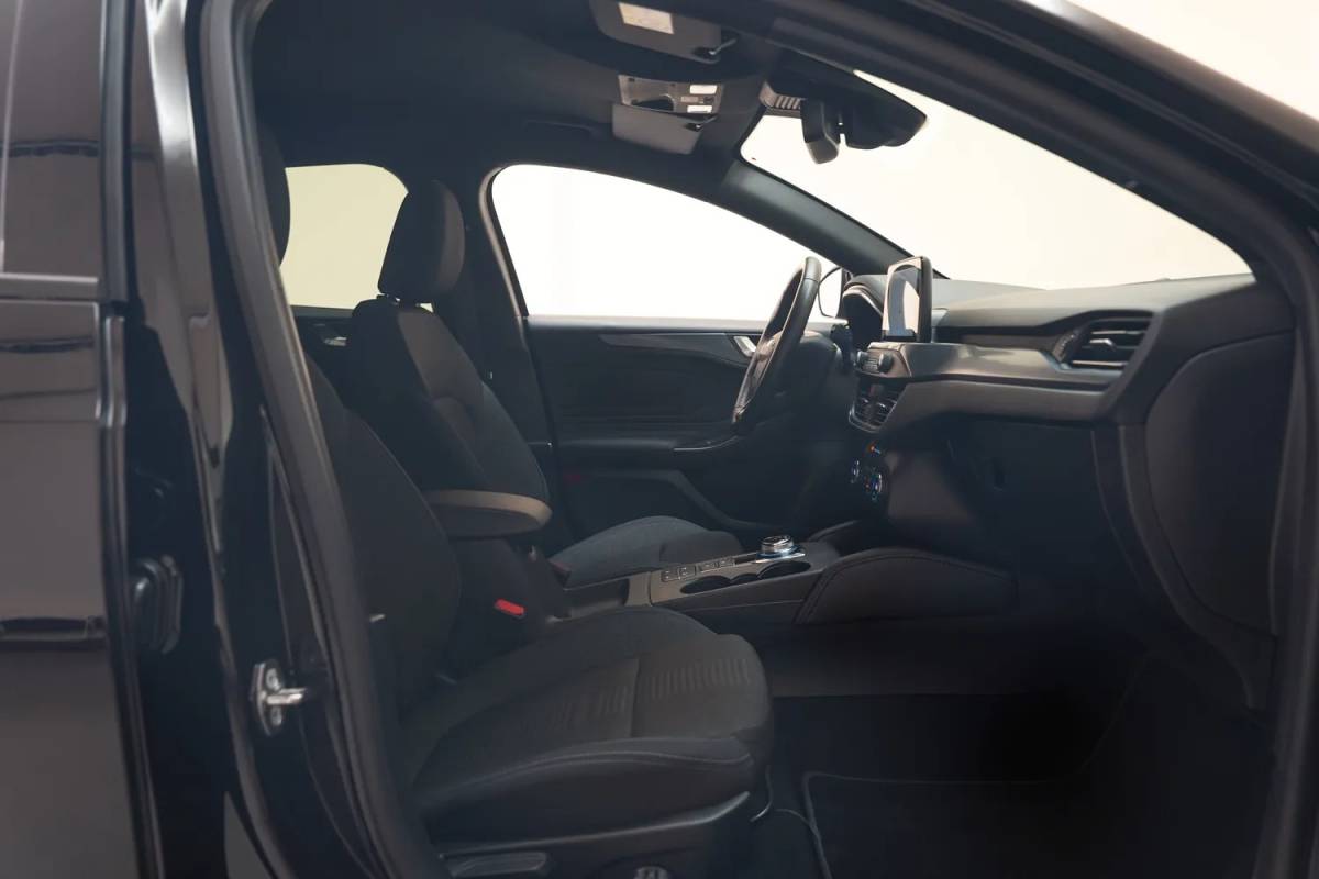 Ford Focus Ford Focus i.5 EcoB Wagon Active X Aut. [ECC / Clima Trekhaak Navi Apple / Android]