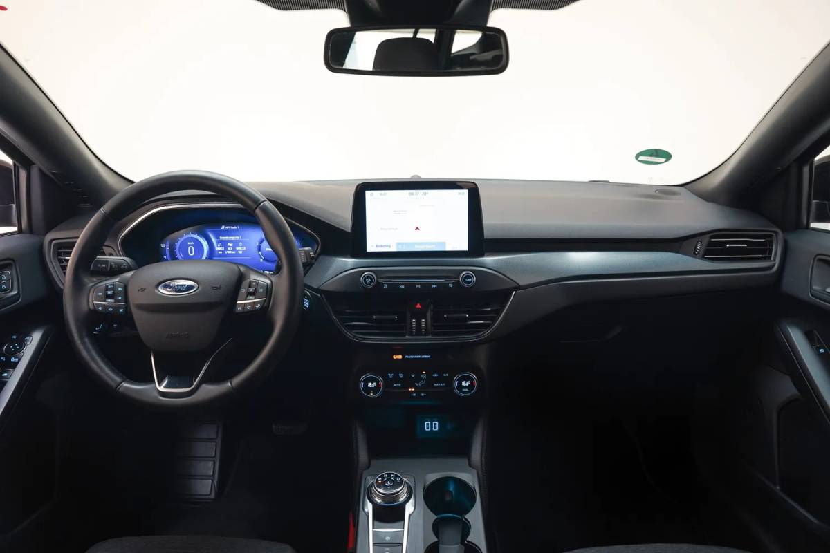 Ford Focus Ford Focus i.5 EcoB Wagon Active X Aut. [ECC / Clima Trekhaak Navi Apple / Android]
