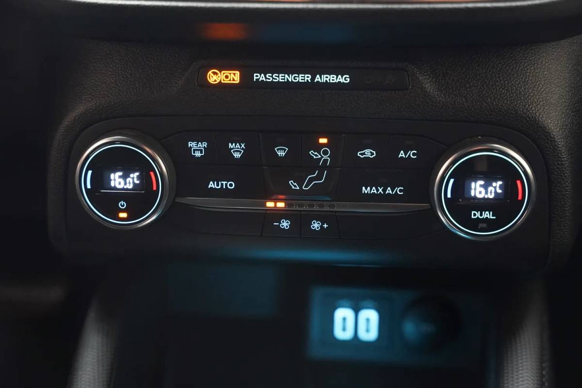 Ford Focus Ford Focus i.5 EcoB Wagon Active X Aut. [ECC / Clima Trekhaak Navi Apple / Android]