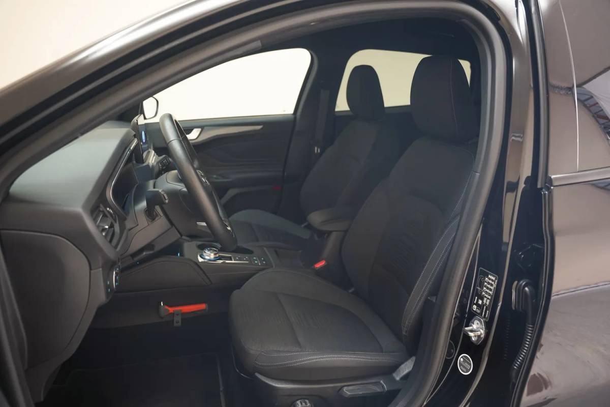 Ford Focus Ford Focus i.5 EcoB Wagon Active X Aut. [ECC / Clima Trekhaak Navi Apple / Android]