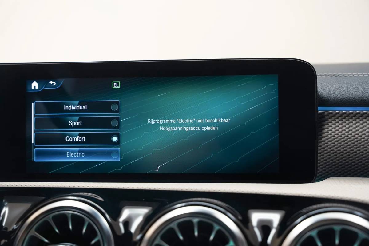 Mercedes-Benz CLA Mercedes-Benz CLA-Klasse 250e Business Solution Luxury Aut. [ Panoramadak Sfeerverlichting Camera Leder Widescreen ]