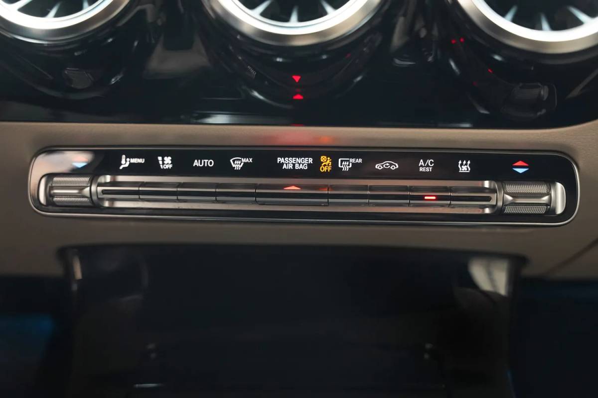 Mercedes-Benz CLA Mercedes-Benz CLA-Klasse 250e Business Solution Luxury Aut. [ Panoramadak Sfeerverlichting Camera Leder Widescreen ]