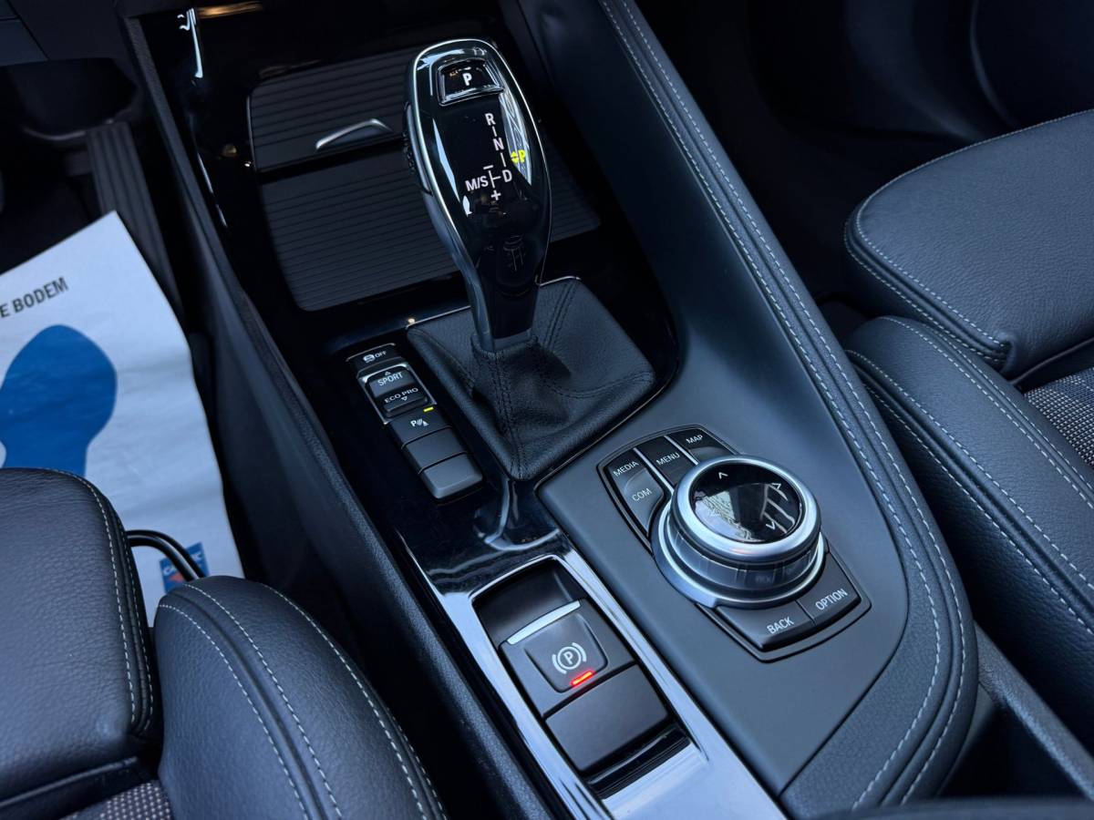 BMW X1 BMW X1 SDrive18i High Executive/SportStoelen+LED+Trekhaak