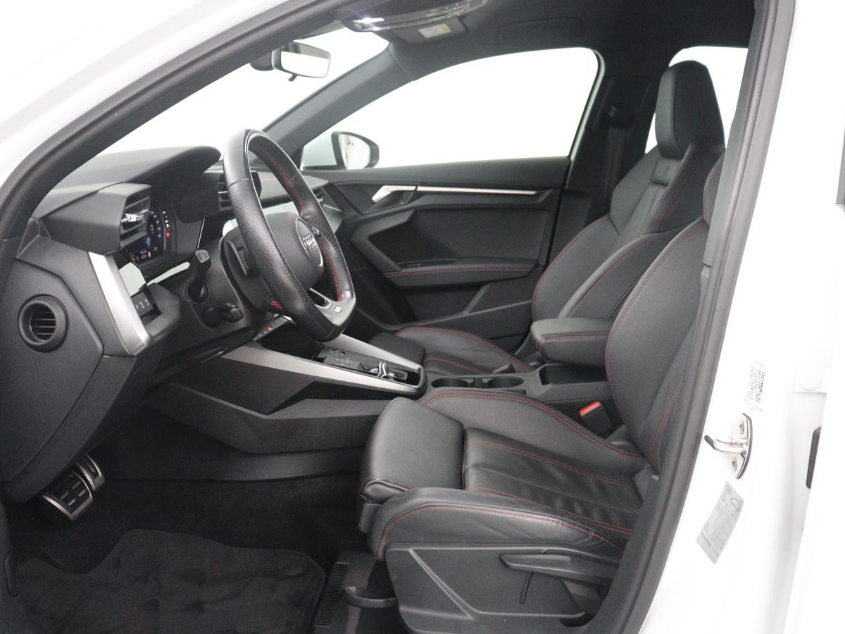 Audi A3 Audi A3 Limousine 30 TFSI S edition | Leder | Cruise control | Stoelverwarming | Drive select | Navigatie | Bluetooth | Carplay | Climate control | Virtueel dashboard | Full LED