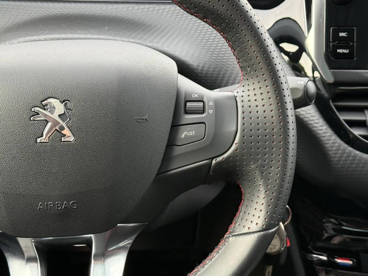 Peugeot 208 Peugeot 208 1.2 110PK GT-Line | 1E EIGENAAR | 3/6/12 MND GARANTIE | AUTOMAAT | PANO | NAVI | CARPLAY | CRUISE | LMV |