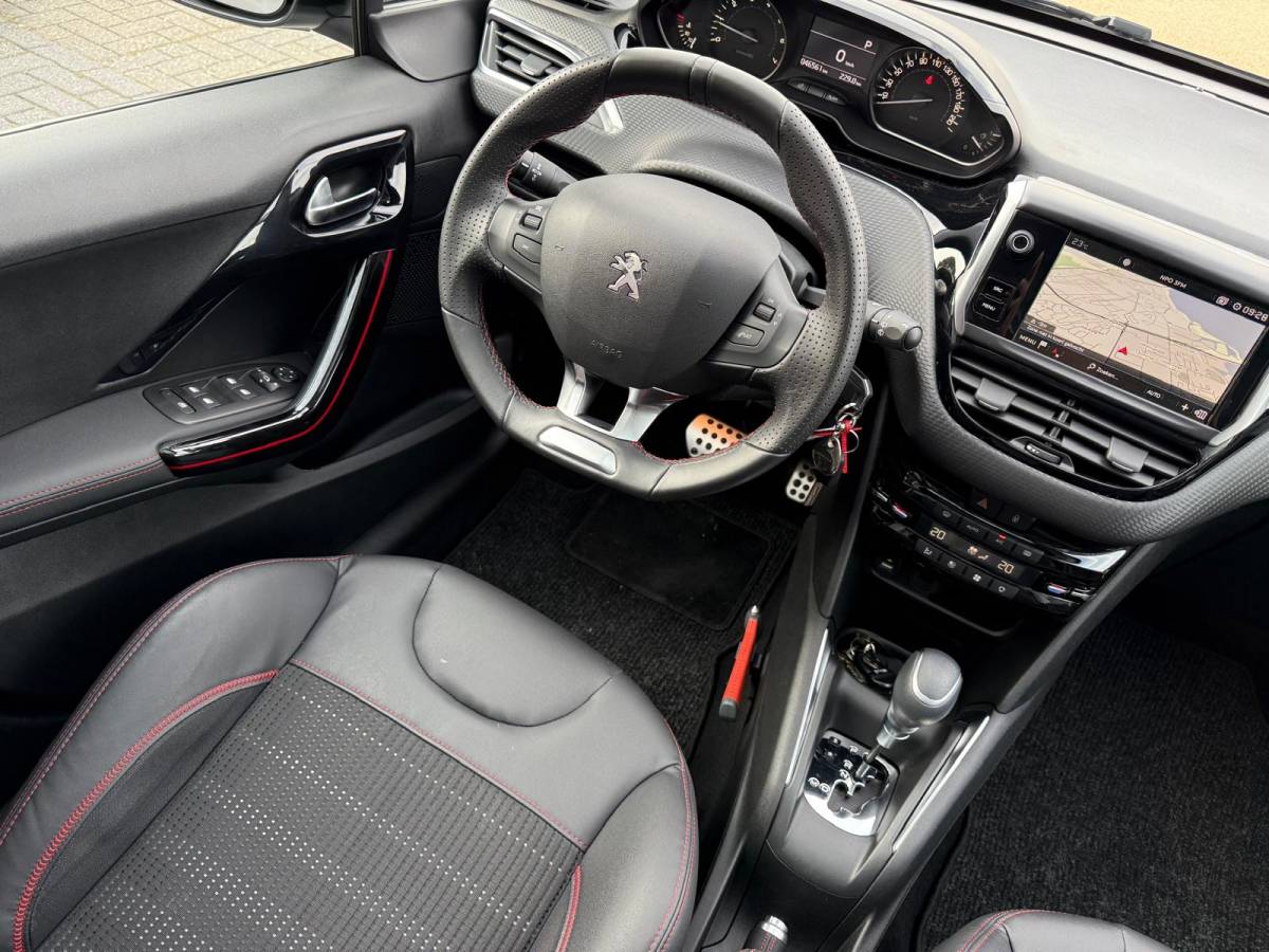 Peugeot 208 Peugeot 208 1.2 110PK GT-Line | 1E EIGENAAR | 3/6/12 MND GARANTIE | AUTOMAAT | PANO | NAVI | CARPLAY | CRUISE | LMV |