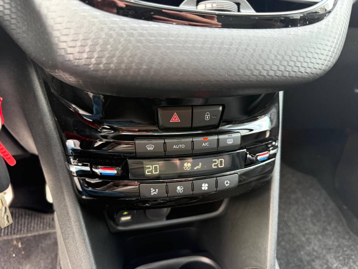 Peugeot 208 Peugeot 208 1.2 110PK GT-Line | 1E EIGENAAR | 3/6/12 MND GARANTIE | AUTOMAAT | PANO | NAVI | CARPLAY | CRUISE | LMV |