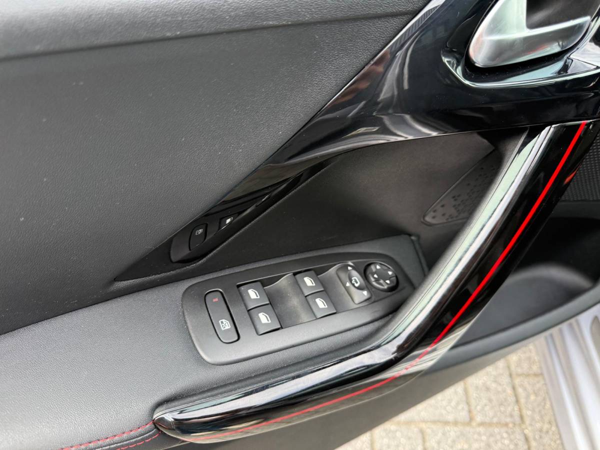 Peugeot 208 Peugeot 208 1.2 110PK GT-Line | 1E EIGENAAR | 3/6/12 MND GARANTIE | AUTOMAAT | PANO | NAVI | CARPLAY | CRUISE | LMV |