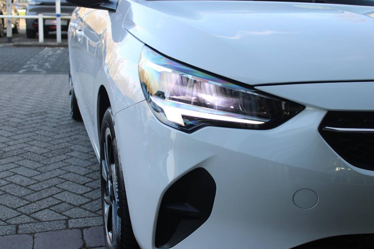 Opel Corsa-e Opel Corsa-e GS Line 50 kWh | APPLE CARPLAY/ANDROID AUTO | LED KOPLAMPEN | WINTER PAKKET: STOEL VERWARMING/STUUR VERWARMING | ZWART DAK | CLIMATE CONTROL | CRUISE CONTROL | DAB+ RADIO | ACHTERUITRIJ CAMERA | PARKEER SENSOREN ACHTER | SNEL LAADFUNCTIE |