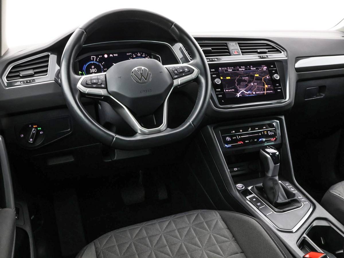 Volkswagen Tiguan Volkswagen Tiguan 1.4 TSI eHybrid 245pk DSG Life Business · Camera · Inklap. Trekhaak · Dodehoeksensor · ACC · Keyless · Elek. Achterklep · Apple/Android Car Play ·