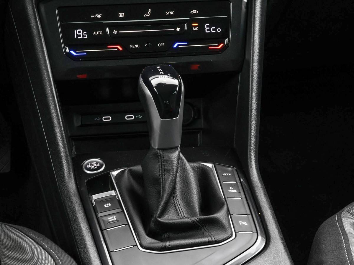 Volkswagen Tiguan Volkswagen Tiguan 1.4 TSI eHybrid 245pk DSG Life Business · Camera · Inklap. Trekhaak · Dodehoeksensor · ACC · Keyless · Elek. Achterklep · Apple/Android Car Play ·