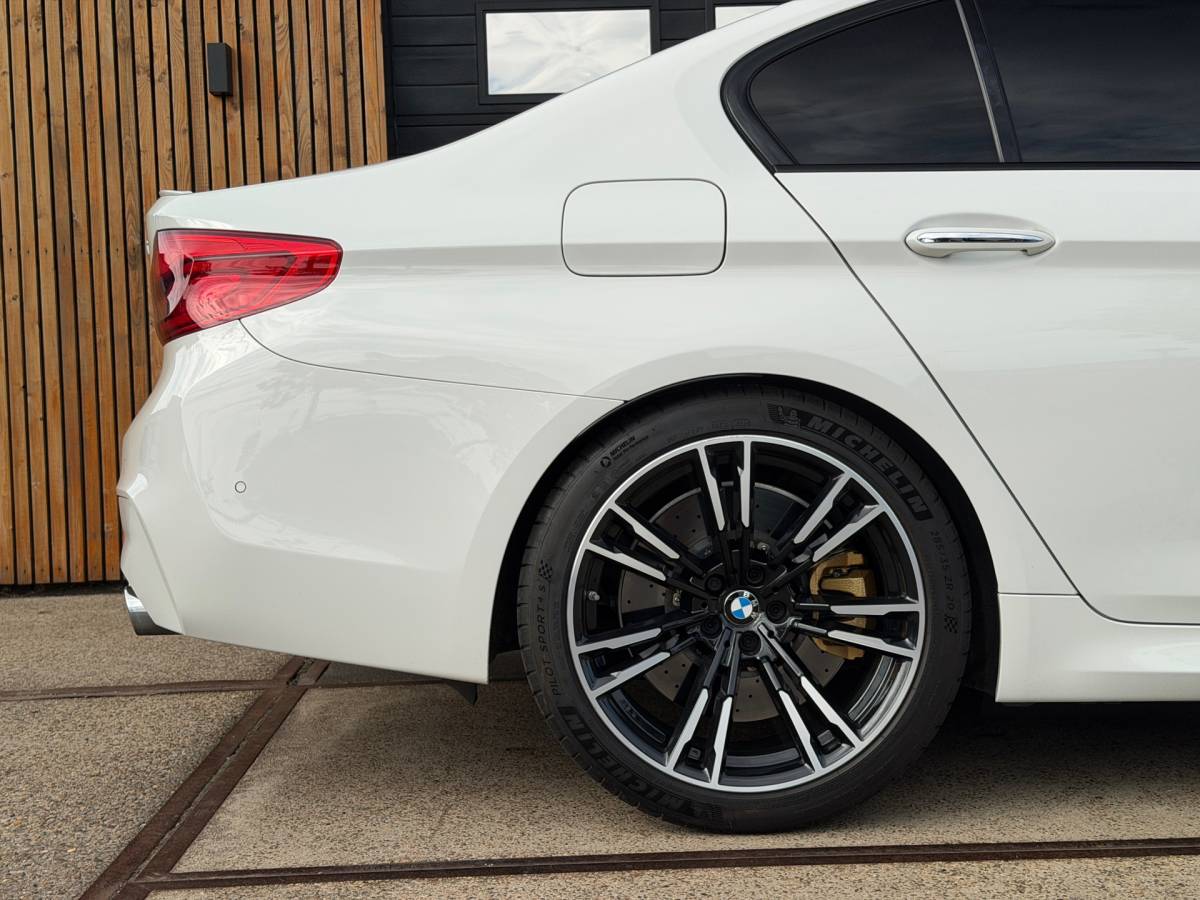 BMW M5 BMW 5-serie M5 Volledig onderhouden en Bomvol opties!