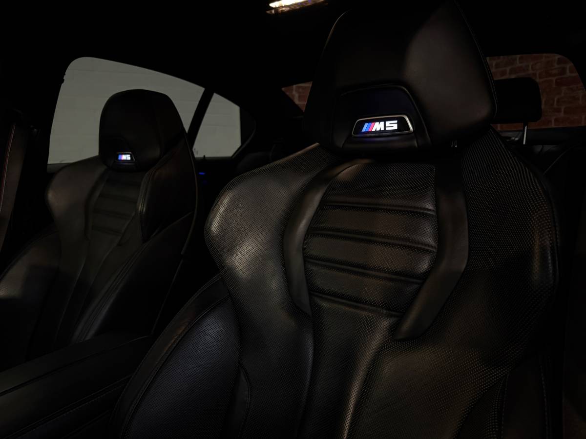 BMW M5 BMW 5-serie M5 Volledig onderhouden en Bomvol opties!