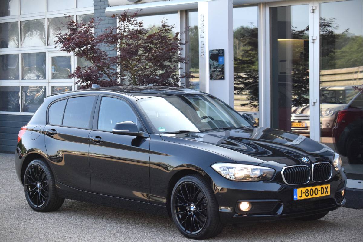 BMW 1 Serie BMW 1-serie 116i Essential 18 inch | Stoelverwarming