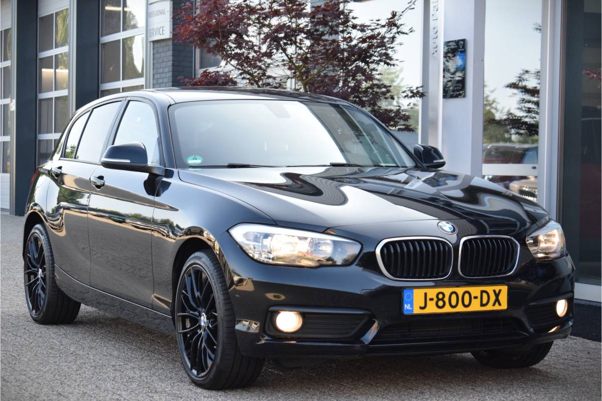 BMW 1 Serie BMW 1-serie 116i Essential 18 inch | Stoelverwarming