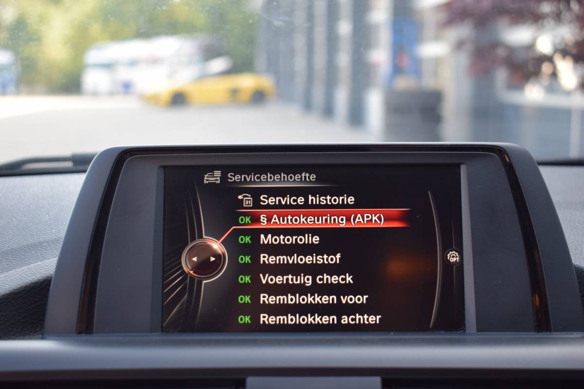 BMW 1 Serie BMW 1-serie 116i Essential 18 inch | Stoelverwarming