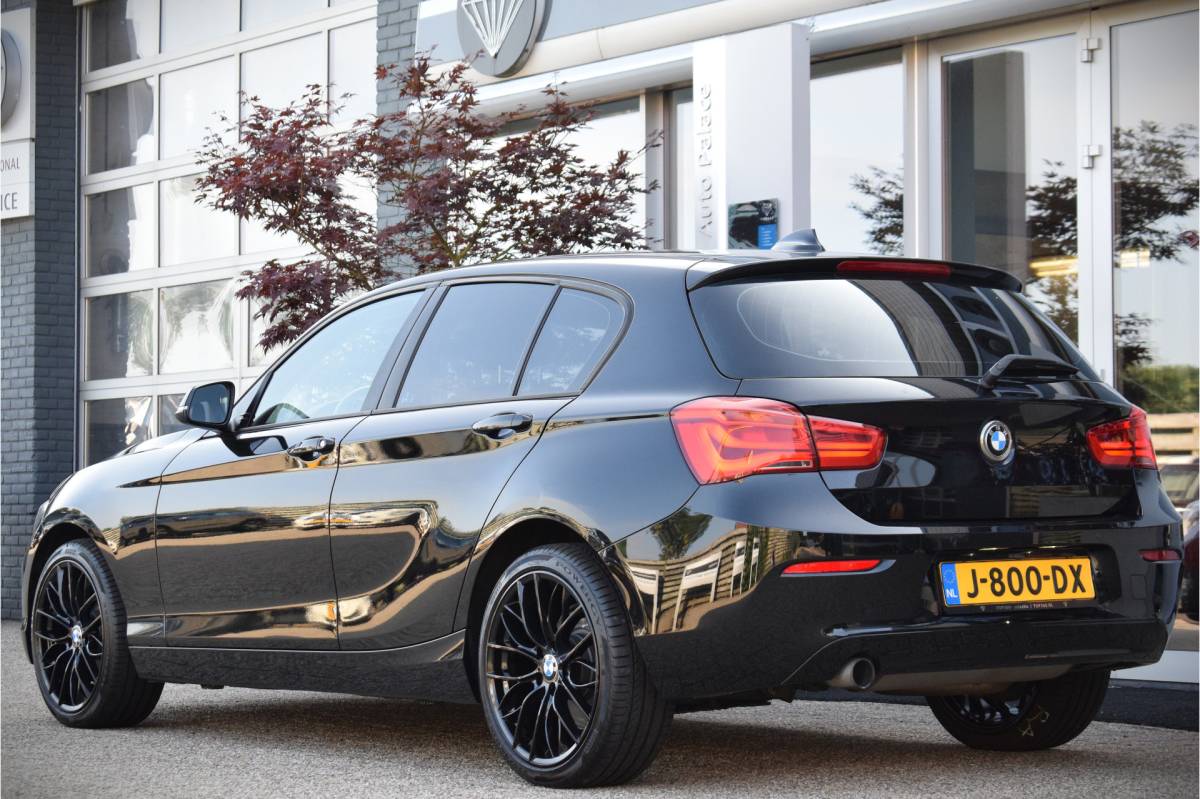 BMW 1 Serie BMW 1-serie 116i Essential 18 inch | Stoelverwarming