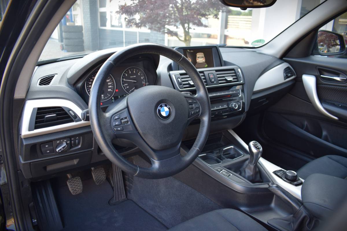 BMW 1 Serie BMW 1-serie 116i Essential 18 inch | Stoelverwarming