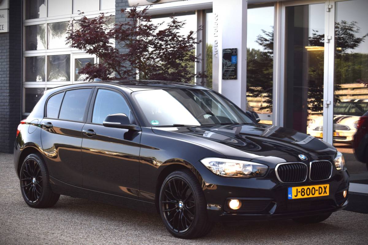 BMW 1 Serie BMW 1-serie 116i Essential 18 inch | Stoelverwarming