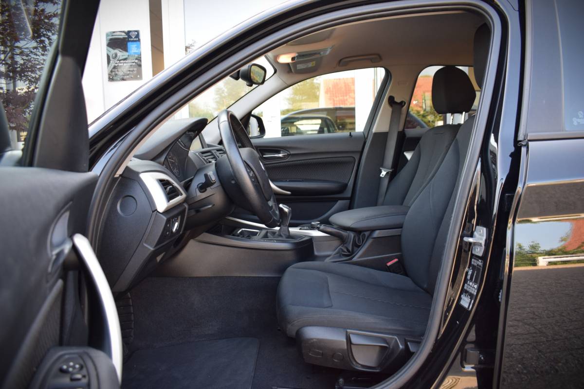 BMW 1 Serie BMW 1-serie 116i Essential 18 inch | Stoelverwarming