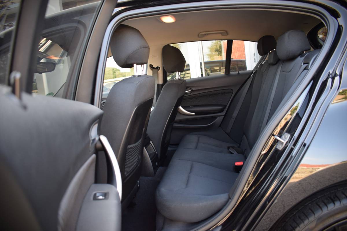 BMW 1 Serie BMW 1-serie 116i Essential 18 inch | Stoelverwarming
