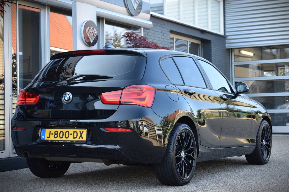 BMW 1 Serie BMW 1-serie 116i Essential 18 inch | Stoelverwarming