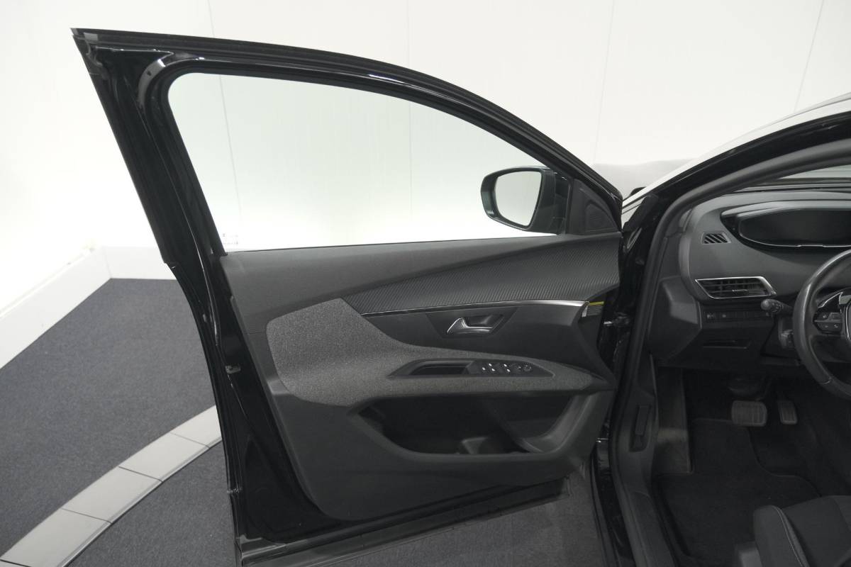 Peugeot 5008 Peugeot 5008 PureTech 130 EAT8 Active Pack Business | 7 Zitplaatsen | Camera | Navigatie | Apple Carplay | Parkeersensoren
