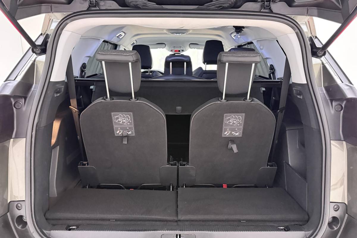 Peugeot 5008 Peugeot 5008 1.2 PureTech GT-Line | Apple carplay/Android auto | Automatische airco | Cruise control | Lichtmetalen velgen 19” | Navigatie |