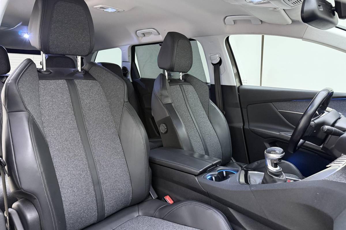 Peugeot 5008 Peugeot 5008 1.2 PureTech GT-Line | Apple carplay/Android auto | Automatische airco | Cruise control | Lichtmetalen velgen 19” | Navigatie |