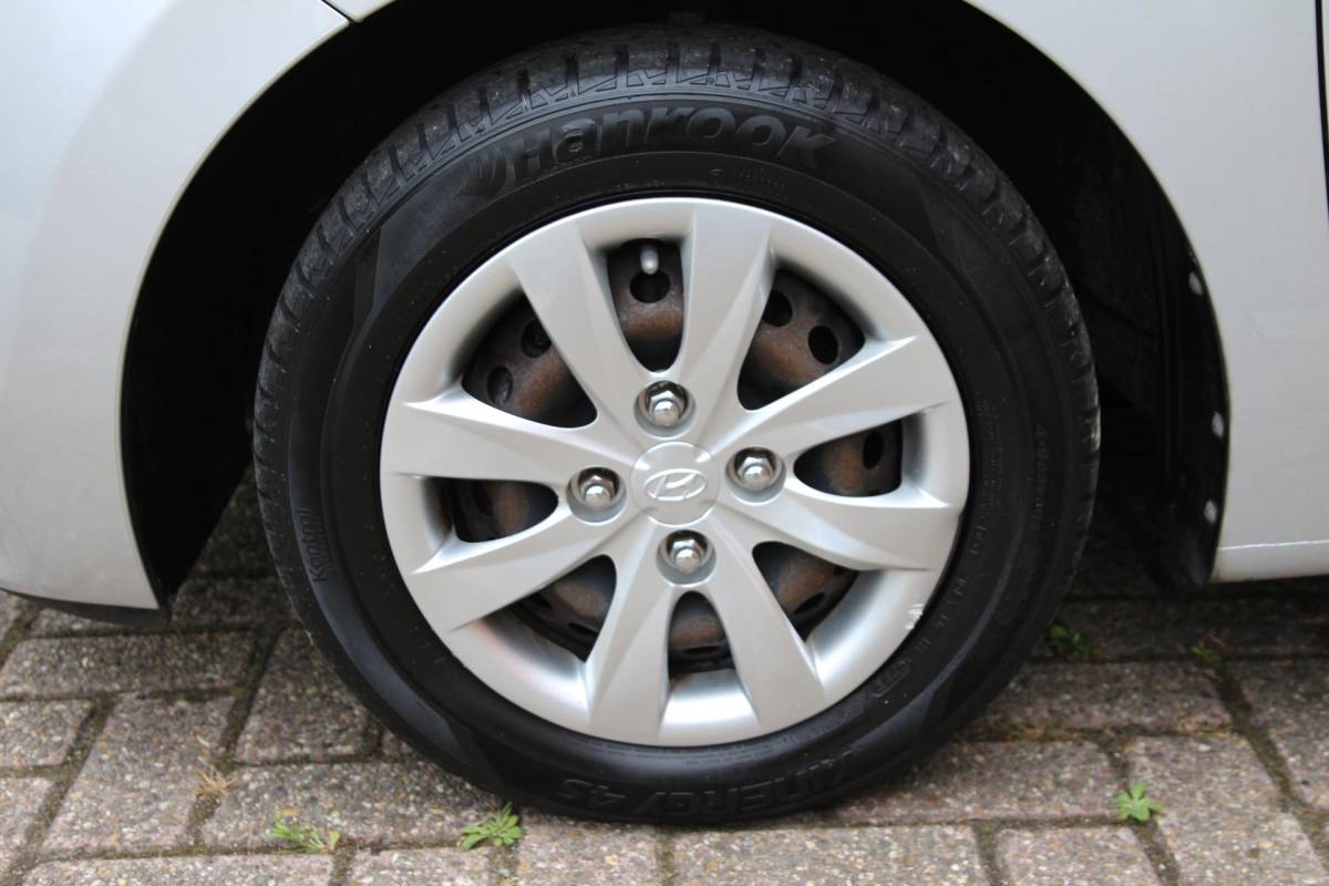 Hyundai i10 Hyundai i10 1.0i i-Motion 67pk Comfort | NL-auto | 5 deuren | Climate control | Cruise control |  Centr. deurvergr. | Elek. ramen | Radio | Stuurbekrachtiging |