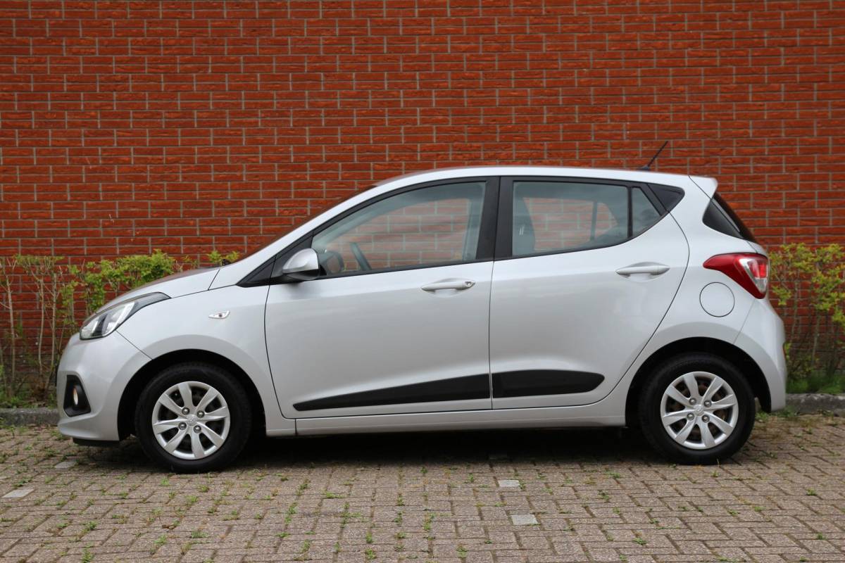 Hyundai i10 Hyundai i10 1.0i i-Motion 67pk Comfort | NL-auto | 5 deuren | Climate control | Cruise control |  Centr. deurvergr. | Elek. ramen | Radio | Stuurbekrachtiging |