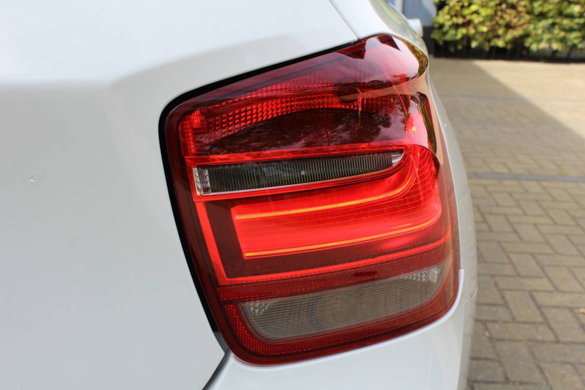 BMW 1 Serie BMW 1-serie 114i EDE Executive | Cruise controle | Parkeersensoren | Keyless start | Climate controle | Apple CarPlay/Android Auto | Angel eye LED Koplampen | 17 Inch Monaco velgen | Getinte ramen | Maxton design spoilers | Navigatie | Origineel NL Auto | NAP |