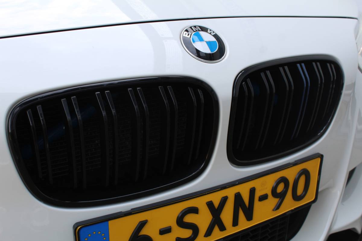 BMW 1 Serie BMW 1-serie 114i EDE Executive | Cruise controle | Parkeersensoren | Keyless start | Climate controle | Apple CarPlay/Android Auto | Angel eye LED Koplampen | 17 Inch Monaco velgen | Getinte ramen | Maxton design spoilers | Navigatie | Origineel NL Auto | NAP |