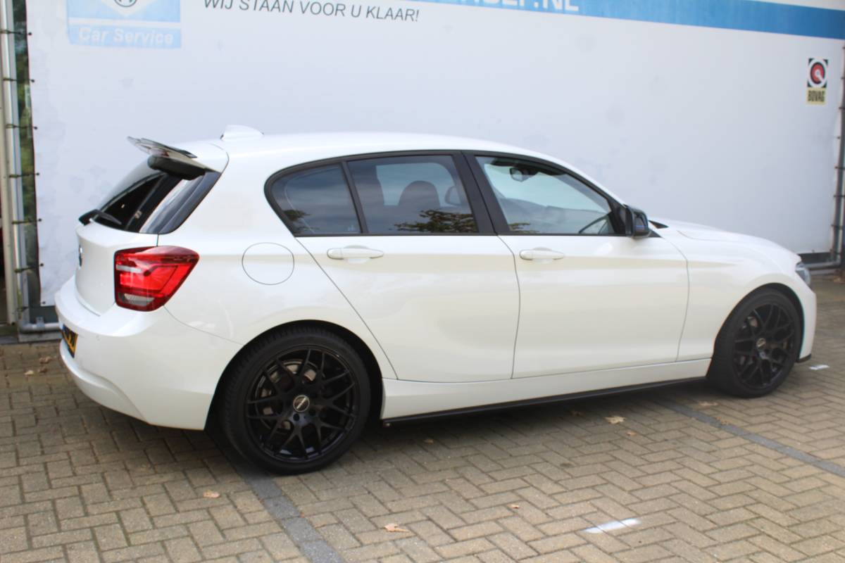 BMW 1 Serie BMW 1-serie 114i EDE Executive | Cruise controle | Parkeersensoren | Keyless start | Climate controle | Apple CarPlay/Android Auto | Angel eye LED Koplampen | 17 Inch Monaco velgen | Getinte ramen | Maxton design spoilers | Navigatie | Origineel NL Auto | NAP |