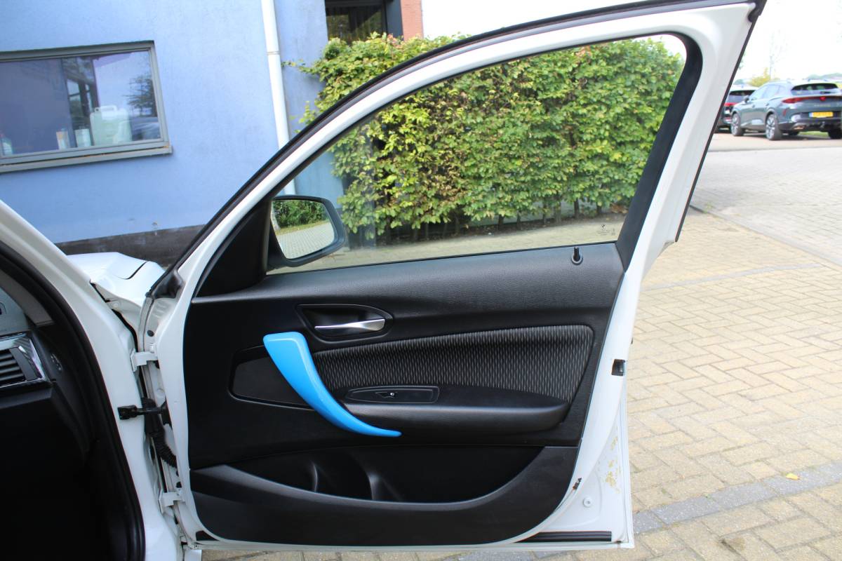 BMW 1 Serie BMW 1-serie 114i EDE Executive | Cruise controle | Parkeersensoren | Keyless start | Climate controle | Apple CarPlay/Android Auto | Angel eye LED Koplampen | 17 Inch Monaco velgen | Getinte ramen | Maxton design spoilers | Navigatie | Origineel NL Auto | NAP |