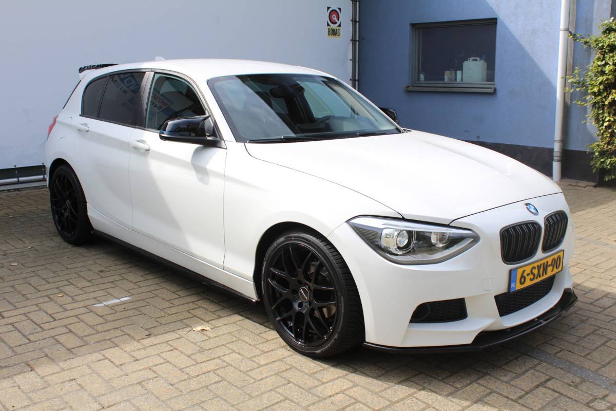 BMW 1 Serie BMW 1-serie 114i EDE Executive | Cruise controle | Parkeersensoren | Keyless start | Climate controle | Apple CarPlay/Android Auto | Angel eye LED Koplampen | 17 Inch Monaco velgen | Getinte ramen | Maxton design spoilers | Navigatie | Origineel NL Auto | NAP |