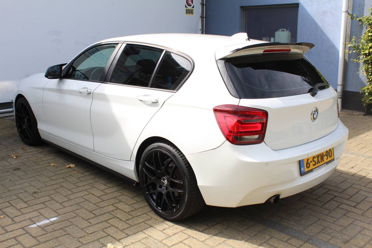 BMW 1 Serie BMW 1-serie 114i EDE Executive | Cruise controle | Parkeersensoren | Keyless start | Climate controle | Apple CarPlay/Android Auto | Angel eye LED Koplampen | 17 Inch Monaco velgen | Getinte ramen | Maxton design spoilers | Navigatie | Origineel NL Auto | NAP |