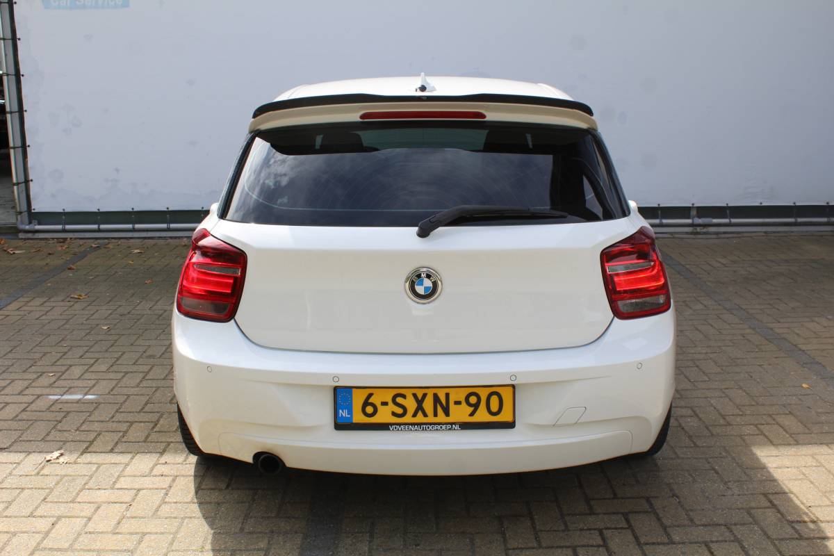 BMW 1 Serie BMW 1-serie 114i EDE Executive | Cruise controle | Parkeersensoren | Keyless start | Climate controle | Apple CarPlay/Android Auto | Angel eye LED Koplampen | 17 Inch Monaco velgen | Getinte ramen | Maxton design spoilers | Navigatie | Origineel NL Auto | NAP |