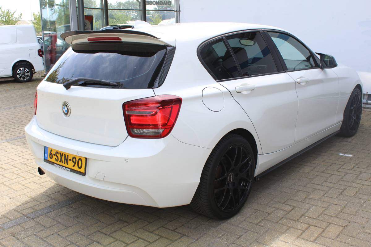 BMW 1 Serie BMW 1-serie 114i EDE Executive | Cruise controle | Parkeersensoren | Keyless start | Climate controle | Apple CarPlay/Android Auto | Angel eye LED Koplampen | 17 Inch Monaco velgen | Getinte ramen | Maxton design spoilers | Navigatie | Origineel NL Auto | NAP |
