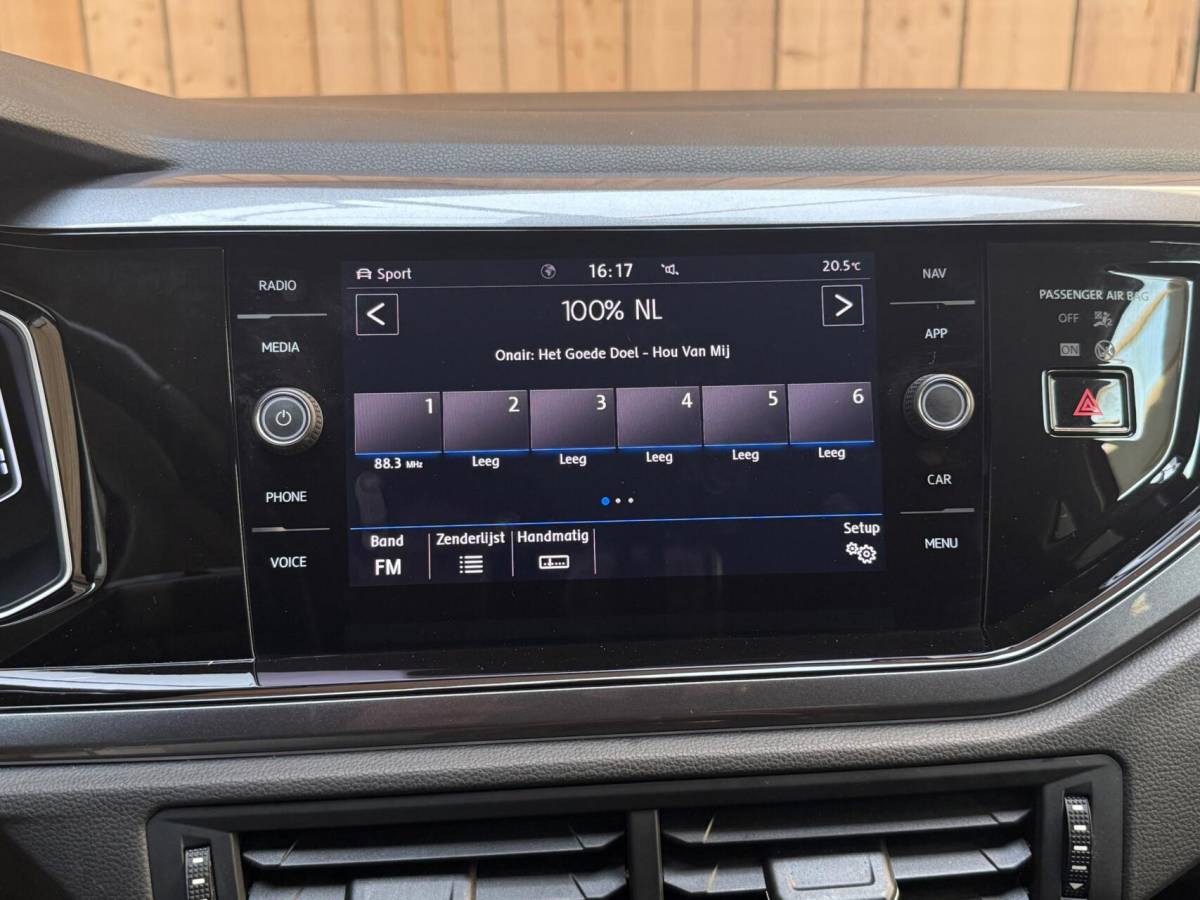Volkswagen Polo Volkswagen Polo 1.0 TSI Highline R-line Apple CarPlay/Android Auto | Achteruitrijcamera | Adaptieve cruise control | Climate control | DAB ontvanger | Digitale cockpit | Getint glas | Stoelverwarming | Parkeersensoren voor en achter