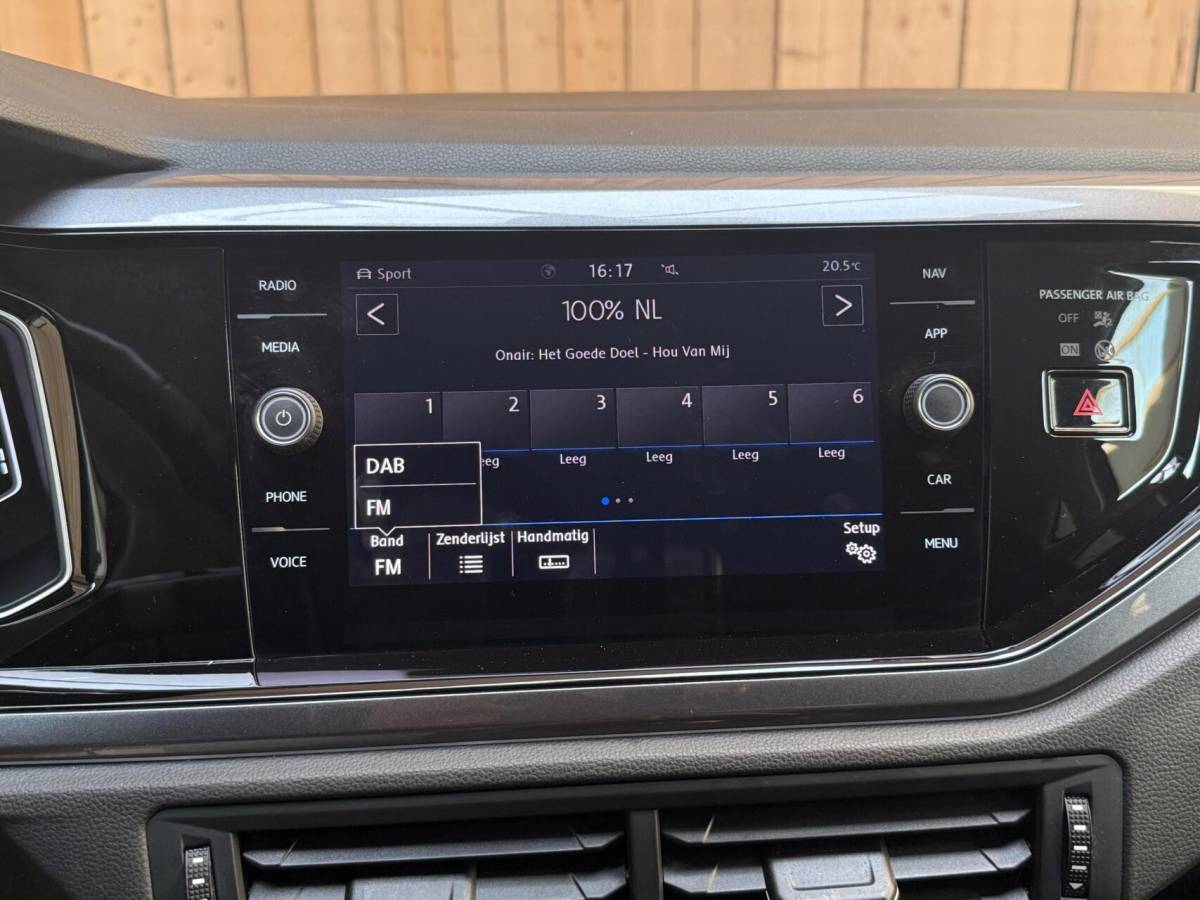 Volkswagen Polo Volkswagen Polo 1.0 TSI Highline R-line Apple CarPlay/Android Auto | Achteruitrijcamera | Adaptieve cruise control | Climate control | DAB ontvanger | Digitale cockpit | Getint glas | Stoelverwarming | Parkeersensoren voor en achter