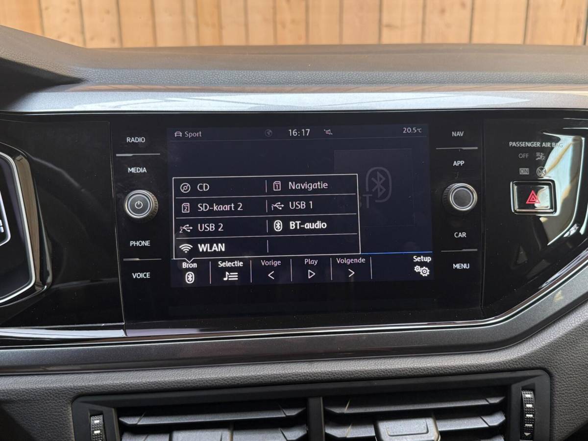 Volkswagen Polo Volkswagen Polo 1.0 TSI Highline R-line Apple CarPlay/Android Auto | Achteruitrijcamera | Adaptieve cruise control | Climate control | DAB ontvanger | Digitale cockpit | Getint glas | Stoelverwarming | Parkeersensoren voor en achter