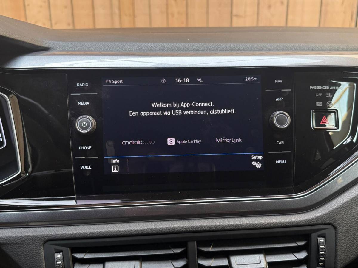 Volkswagen Polo Volkswagen Polo 1.0 TSI Highline R-line Apple CarPlay/Android Auto | Achteruitrijcamera | Adaptieve cruise control | Climate control | DAB ontvanger | Digitale cockpit | Getint glas | Stoelverwarming | Parkeersensoren voor en achter