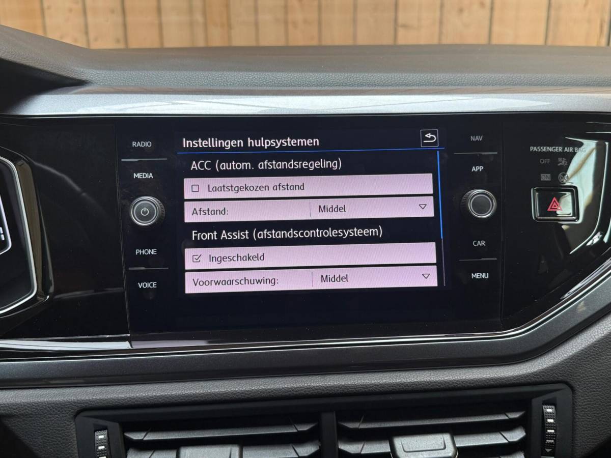 Volkswagen Polo Volkswagen Polo 1.0 TSI Highline R-line Apple CarPlay/Android Auto | Achteruitrijcamera | Adaptieve cruise control | Climate control | DAB ontvanger | Digitale cockpit | Getint glas | Stoelverwarming | Parkeersensoren voor en achter