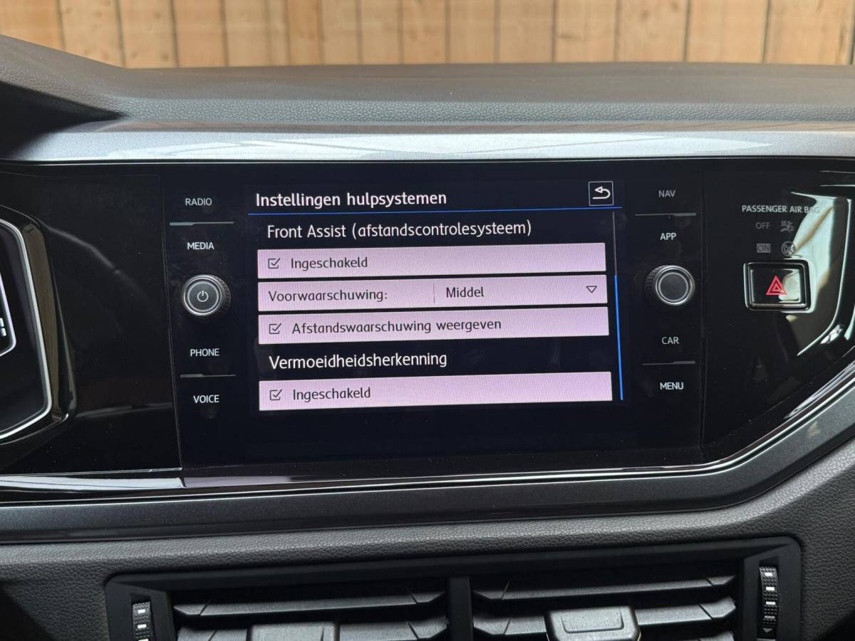 Volkswagen Polo Volkswagen Polo 1.0 TSI Highline R-line Apple CarPlay/Android Auto | Achteruitrijcamera | Adaptieve cruise control | Climate control | DAB ontvanger | Digitale cockpit | Getint glas | Stoelverwarming | Parkeersensoren voor en achter