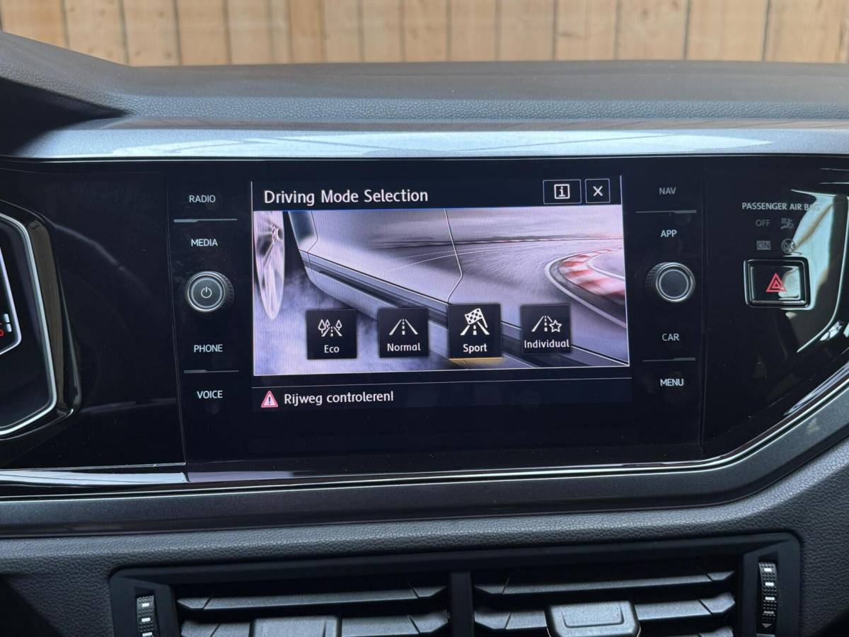 Volkswagen Polo Volkswagen Polo 1.0 TSI Highline R-line Apple CarPlay/Android Auto | Achteruitrijcamera | Adaptieve cruise control | Climate control | DAB ontvanger | Digitale cockpit | Getint glas | Stoelverwarming | Parkeersensoren voor en achter